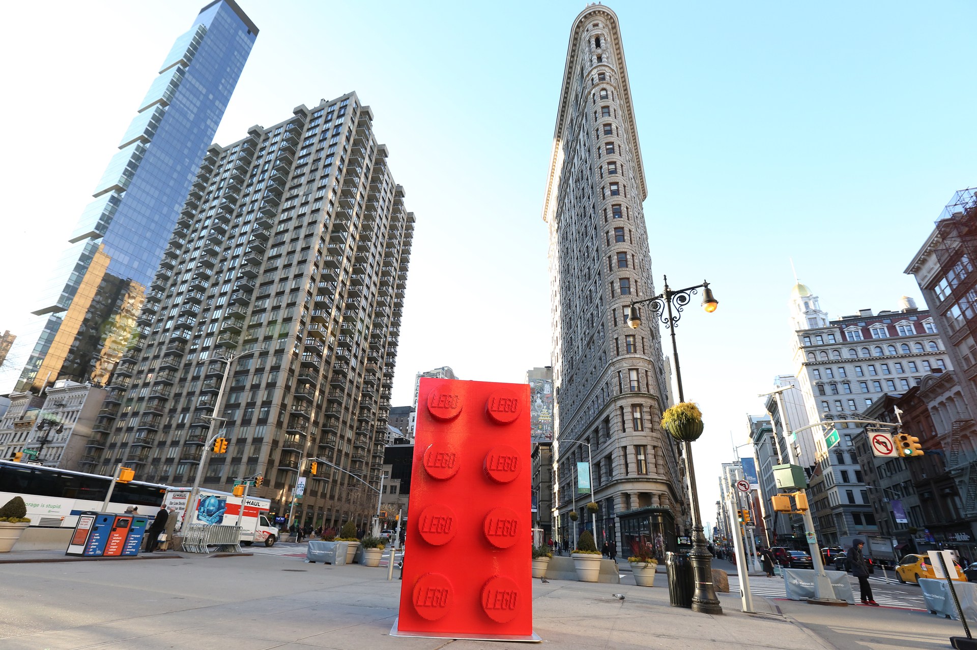 Half-Ton-LEGO-Brick-in-NYC-with-Flatiron-Building